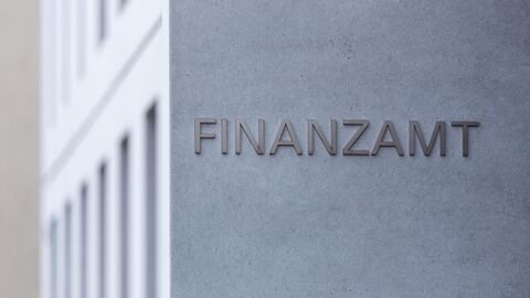 Detailansicht eines Gebäudes mit der Aufschrift Finanzamt