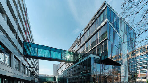 HZD-Neubau aus der Innenperspektive im Bambusgarten