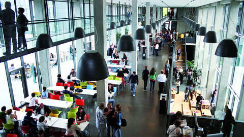 Studierende in der Mensa der Hochschule Mainz