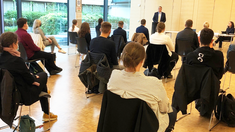 Begrüßung der dual Studierenden des Jahrgangs 2021 im großen Konfi der HZD