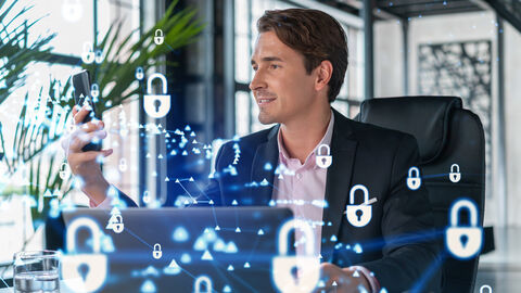 Bildkomposition mit Mann mit Smartphone, vor dem stilisierte Schlösser schweben