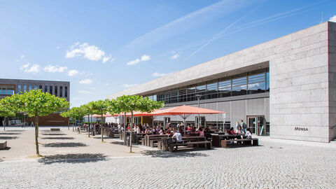 Campus der Hochschule Fulda mit Außenbereich der Mensa