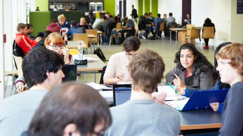 Dual Studierende in der Mensa der Hochschule Darmstadt