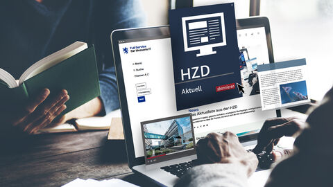 Blick auf den Schreibtisch eines Redakteurs