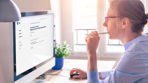 Blick auf Computer-Bildschirm einer Frau, die HZD-Newsletter abonniert