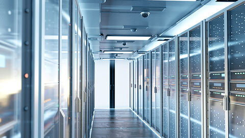 Blick in einen Gang mit Serverschränken 