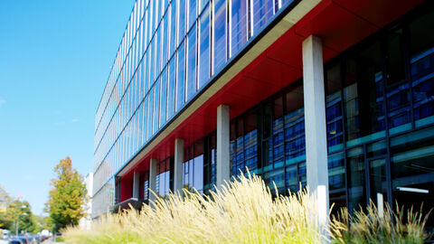 Blick auf den Eingang des HZD-Neubaus aus Froschperspektive