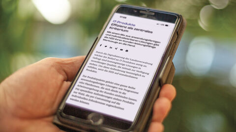 Smartphone mit Text auf der HZD-Website zum Thema IT-Produkte