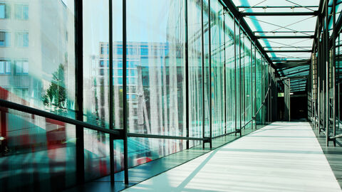 Blick in den verglasten Übergang zwischen dem Haupthaus und dem Neubau der HZD