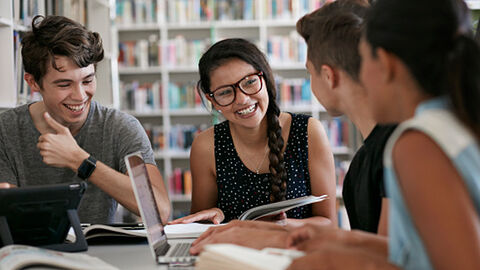 Junge Menschen als potenzielle duale Studierende in einer Bibliothek