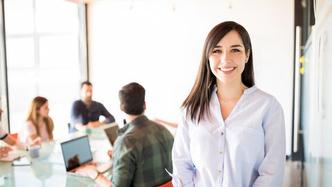 Seminarraum mit junger Frau im Vordergrund, die stellvertretend für eine FABI–Kandidatin steht