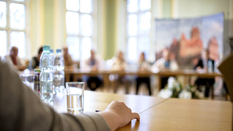 Blick auf Klasse mit Seminarteilnehmern aus Sicht des Dozenten