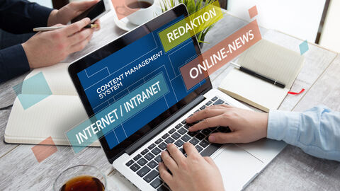 Mann am Laptop beim Arbeiten mit einem Redaktionssystem