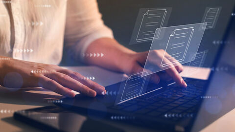 Bildkomposition mit Person am Laptop und darüber gelegten Symbolen für digitale Dokumente