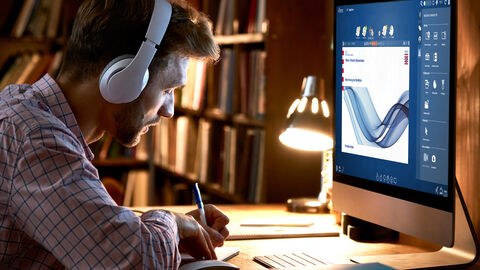 Lernsituation mit Mann am Schreibtisch, der an einem Online-Seminar teilnimmt