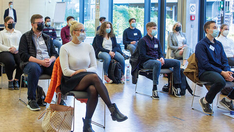 Dual Studierende bei der Begrüßungsveranstaltung der HZD im großen Konferenzraum