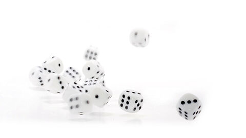 Fallende weiße Spielwürfel