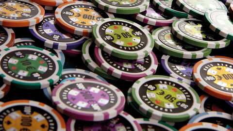 Mehrere Stapel verschieden farbiger Poker-Chips