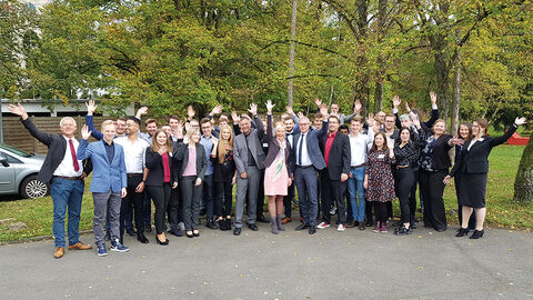 Gruppenfoto im Freien mit Digitalministerin Prof. Dr. Kristina Sinemus, HZD-Direktor Joachim Kaiser, einem Jahrgang dual Studierender und deren Betreuern