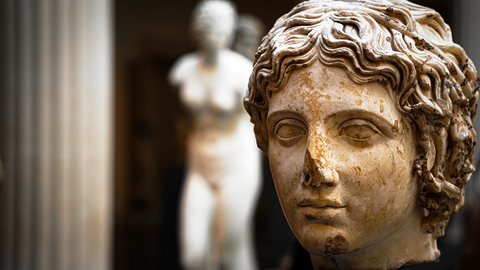 Weibliche Marmorbüste mit Ganzkörper-Statue und Säule im Hintergrund