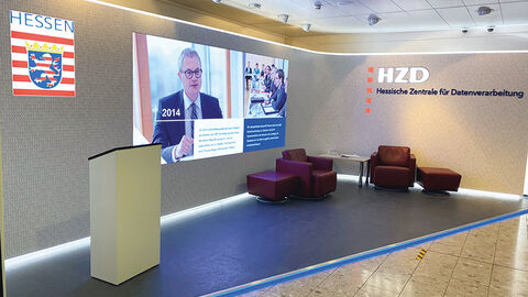 Foyer HZD-Neubau mit LED-Wand