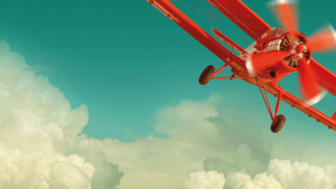 Rotes Propeller-Flugzeug in den Wolken