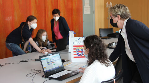 Man sieht der der Teilnehmerinnen des Girls'Day, die am Rechner spielerisch die Welt der Programmierung entdecken. Die Gleichstellungsbeauftragte Dr. Anette Knedla und ihre Stellvertreterin schauen den Mädchen dabei interessiert über die Schulter.