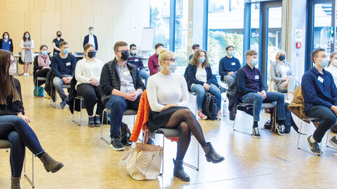 Blick in den HZD-Konferenzraum mit Dual Studierenden