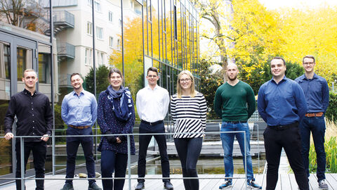 Acht FABIs auf der Terrasse im HZD-Garten