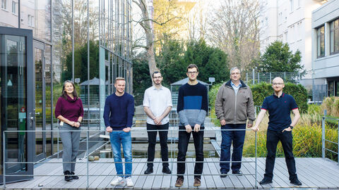 Absolventen des Dualen Studiums mit HZD-Verantwortlichen auf der Gartenterrasse