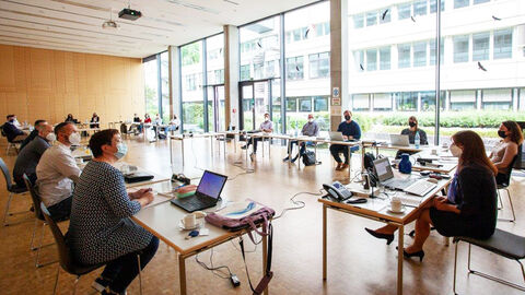 Großer Konferenzraum der HZD, in dem die Teilnehmerinnen und Teilnehmer der ALD-Tagung an im Carre gestellten Tischen sitzen