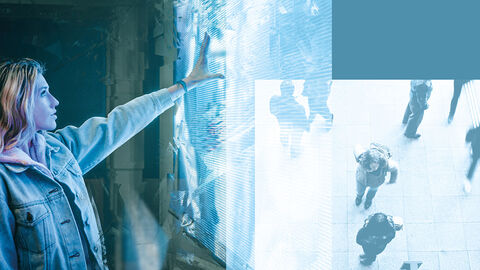 Bildkomposition mit junger Frau, die mit ausgestreckter Hand einen virtuellen Monitor berührt