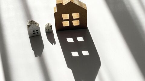 Schräg von oben fotografierte Bauklötzchen-Häuser mit starken Schlagschatten