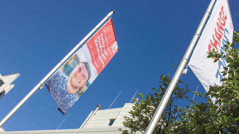 Fahnen mit neuem Recruiting-Motiv vor dem HZD-Haupthaus