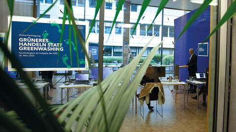 Blick in den großen Konfi der HZD, in dem Direktor Joachim Kaiser per Skype zur Fachtagung begrüßt