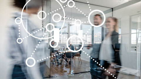 Menschen in und vor einem Besprechungsraum mit darübergelegter Grafik aus Kreisen und Punkten, die ganzheitliches Projektmanagement symbolisiert