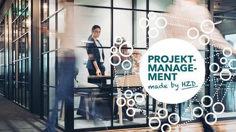 Blick in einen gläsernen Konferenzraum mit drei Frauen im Gespräch, darübergelegt eine Grafik mit dem Schriftzug „Projektmanagement made by HZD“