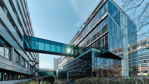 Ansicht der Wiesbadener Zentrale aus dem Innenhof fotografiert