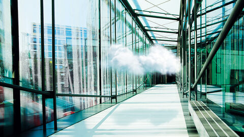 Blick in einen Übergang der HZD, in dem eine weiße Wolke schwebt