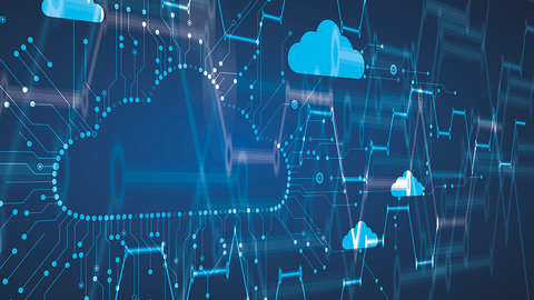 Computergrafik aus stilisieren Schaltkreisen auf blauem Hintergrund mit integrierten Wolkensymbolen