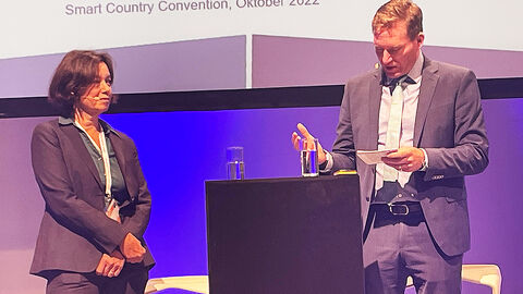 Janina Einsele von der HZD und Mirko Sander von HMinD bei einer Podiumsdiskussion auf einer Bühne der SCCON22