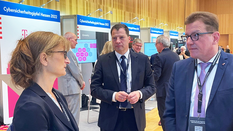 Staatssekretär Stefan Sauer und der hessische CISO Ralf Stettner (beide HMdIS) im Gespräch mit Dr. Ute Hellwig (HZD) auf dem Cybersicherheitsgipfel 2022