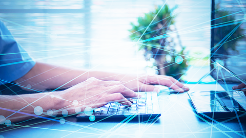 Mann am Laptop mit Close-up auf Hände über der Tastatur und darüber gelegtem Grafikraster, das Kommunikationswege und -schnittpunkte symbolisiert