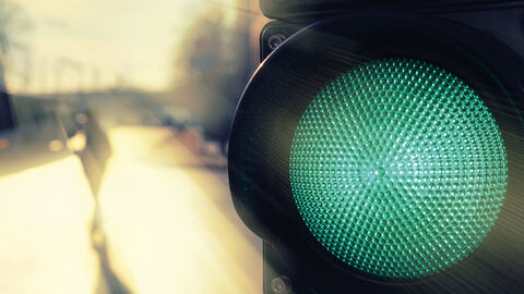 Straßenansicht mit Fokus auf das grüne Licht einer Ampel