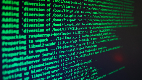 Computerbildschirm grünen Code-Zeilen vor schwarzem Hintergrund