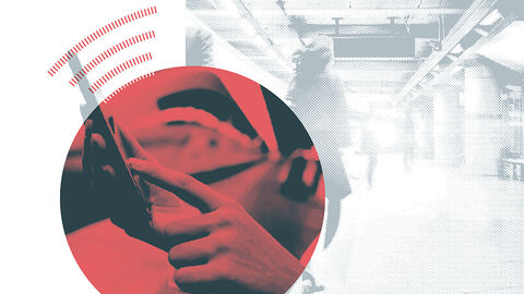 Close-up von Hand, die auf den Monitor eines Smartphones tippt, im Hintergrund ist unscharf ein Schreibtisch zu erkennen