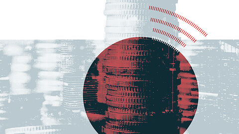 Turm aus aufeinander gestapelten Münzen, im Hintergrund ist undeutlich eine „Skyline“ aus weiteren Münztürmen zu sehen