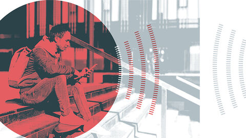 Mann auf Treppe mit Smartphone in der Hand; darüber gelegt eine Grafik mit stark abstrahierten Zahnrädern, die das Schwerpunktthema OZG visualisieren