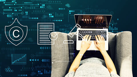 Blick von oben auf Frau, die mit Laptop auf den Knien arbeitet; darübergelegt eine Grafik mit Copyright- und Justiz-Symbolen