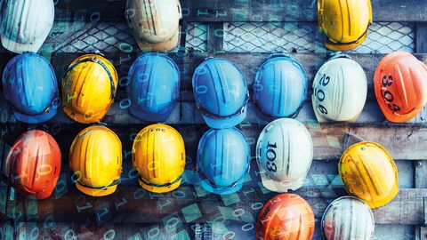 Auf dem Boden liegende und ordentlich aufgereihte Baustellenhelme in verschie-denen Farben mit darüber gelegtem Binärcode-Reihen